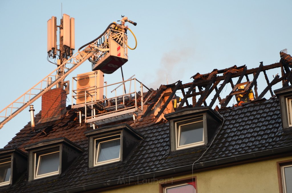 Feuer 3 Dachstuhl Koeln Buchforst Kalk Muelheimerstr P185.JPG